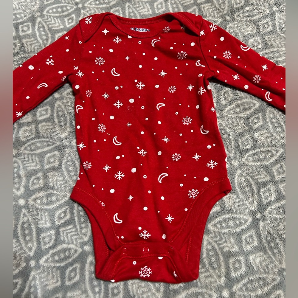 Old Navy long sleeve onesie. Size 6-12 months